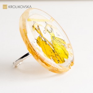 Unikatowy pierścionek damski z ręcznie malowaną grafiką – biżuteria handmade.