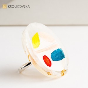 Pierścionek handmade z ręcznie malowaną grafiką – wyjątkowa biżuteria damska.
