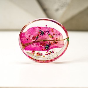 Pierścionek artystyczny z dużym różowym oczkiem z prawdziwym kwiatem zatopionym w żywicy