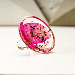 Pierścionek artystyczny z dużym różowym oczkiem z prawdziwym kwiatem zatopionym w żywicy