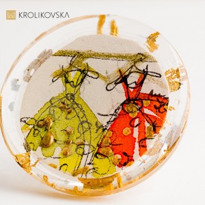 Pierścionek damski z autorską grafiką – ręcznie malowana biżuteria artystyczna.