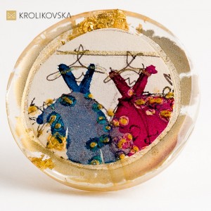 Pierścionek damski z rysunkiem artystycznym – wyjątkowa biżuteria handmade.