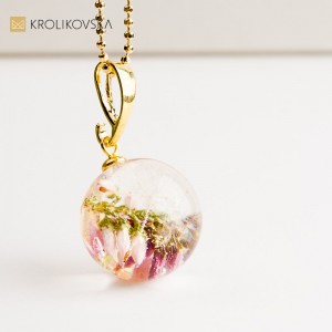 Naszyjnik z rośliną w żywicy – oryginalna biżuteria handmade.