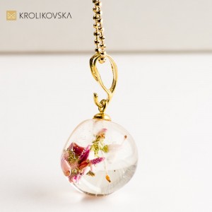 Naszyjnik z rośliną w żywicy – oryginalna biżuteria handmade.