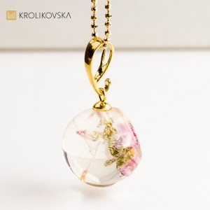 Naszyjnik z rośliną w żywicy – oryginalna biżuteria handmade.
