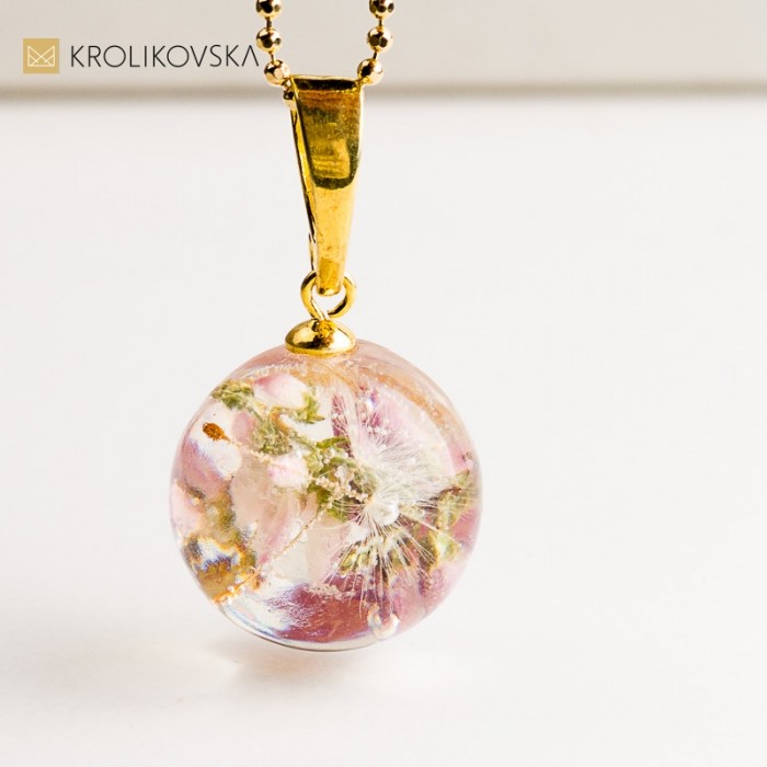 Naszyjnik z rośliną w żywicy – oryginalna biżuteria handmade.