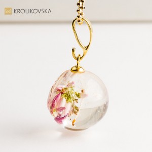 Naszyjnik z rośliną w żywicy – oryginalna biżuteria handmade.