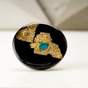 Pierścionek artystyczny pozłacany ręcznie malowany z dużym złoto czarnym oczkiem