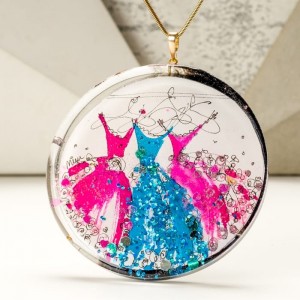 Duży naszyjnik artystyczny z ręcznie namalowanymi turkusową i różowymi sukniami