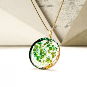 Biżuteria artystyczna zielony naszyjnik ręcznie malowany na pozłacanym łańcuszku