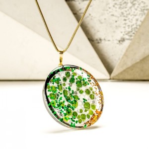 Biżuteria artystyczna zielony naszyjnik ręcznie malowany na pozłacanym łańcuszku