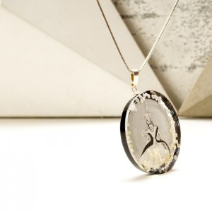 Srebrny naszyjnik z imieniem w okrągłej zawieszce, ręcznie malowana biżuteria artystyczna