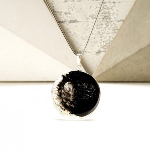 Srebrny naszyjnik z imieniem w okrągłej zawieszce, ręcznie malowana biżuteria artystyczna