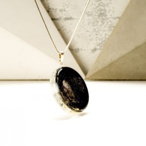 Srebrny naszyjnik z imieniem w okrągłej zawieszce, ręcznie malowana biżuteria artystyczna