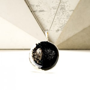 Srebrny naszyjnik z imieniem w okrągłej zawieszce, ręcznie malowana biżuteria artystyczna