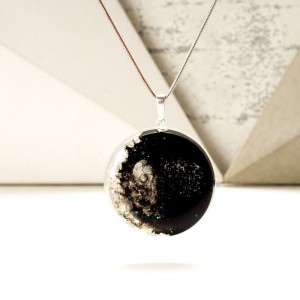 Srebrny naszyjnik z imieniem w okrągłej zawieszce, ręcznie malowana biżuteria artystyczna