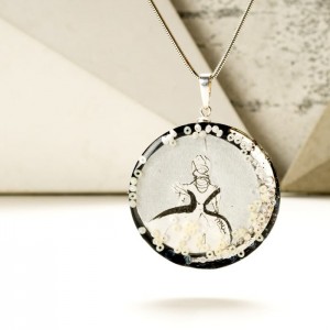 Srebrny naszyjnik z imieniem w okrągłej zawieszce, ręcznie malowana biżuteria artystyczna