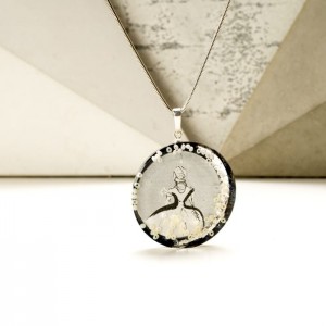 Srebrny naszyjnik z imieniem w okrągłej zawieszce, ręcznie malowana biżuteria artystyczna