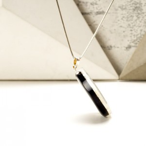 Srebrny naszyjnik z imieniem w okrągłej zawieszce, ręcznie malowana biżuteria artystyczna