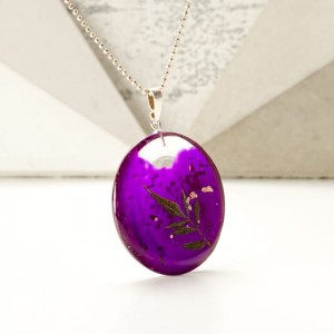 Fioletowy naszyjnik ze złotymi płatkami.