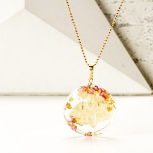 Złote płatki, wrzos, dmuchawiec  na pozłacanym łańcuszku.