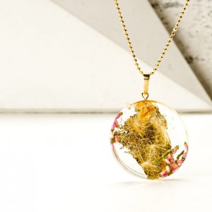 Wyjątkowy naszyjnik ze złotymi płatkami, efektowna  biżuteria.