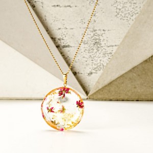Złoty naszyjnik damski z żywicy na pozłacanym łańcuszku z prawdziwymi różowymi wrzosami z okrągłą zawieszką i złotymi płatkami