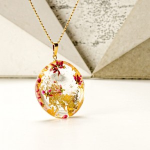 Złoty naszyjnik damski z żywicy na pozłacanym łańcuszku z prawdziwymi różowymi wrzosami z okrągłą zawieszką i złotymi płatkami