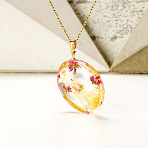 Złoty naszyjnik damski z żywicy na pozłacanym łańcuszku z prawdziwymi różowymi wrzosami z okrągłą zawieszką i złotymi płatkami