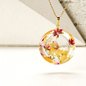 Złoty naszyjnik damski z żywicy na pozłacanym łańcuszku z prawdziwymi różowymi wrzosami z okrągłą zawieszką i złotymi płatkami