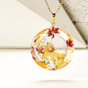 Złoty naszyjnik damski z żywicy na pozłacanym łańcuszku z prawdziwymi różowymi wrzosami z okrągłą zawieszką i złotymi płatkami