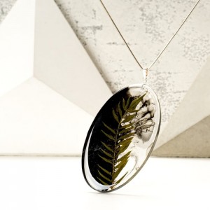 Srebrny naszyjnik z żywicy z dużą owalną zawieszką z prawdziwą zieloną rośliną