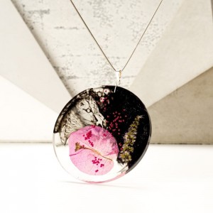 Biżuteria artystyczna, naszyjnik z kwitnącym pnączem bugenwilla na srebrnym łańcuszku.