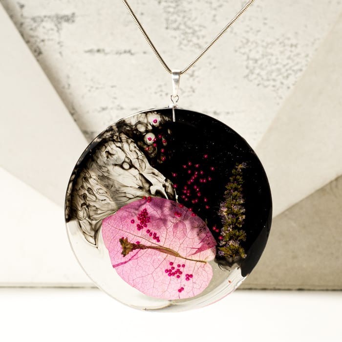 Biżuteria artystyczna, naszyjnik z kwitnącym pnączem bugenwilla na srebrnym łańcuszku.