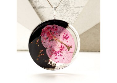 Naszyjnik srebrny z prawdziwym kwiatem bugenwilla.