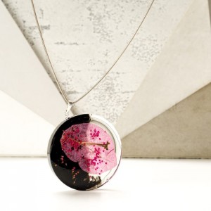 Naszyjnik srebrny z prawdziwym kwiatem bugenwilla.