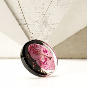 Naszyjnik srebrny z prawdziwym kwiatem bugenwilla.