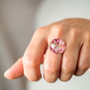 Pierścionek regulowany z prawdziwymi różowymi wrzosami