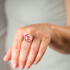 Pierścionek artystyczny z prawdziwymi różowymi wrzosami, brokatem i koralikami