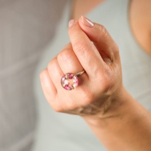 Pierścionek artystyczny z prawdziwymi różowymi wrzosami, brokatem i koralikami