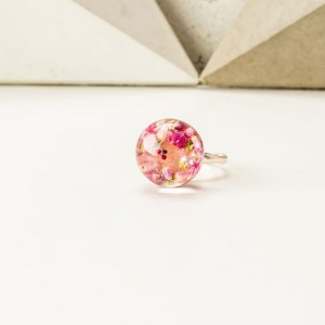 Pierścionek artystyczny z prawdziwymi różowymi wrzosami, brokatem i koralikami