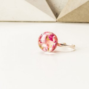 Pierścionek artystyczny z prawdziwymi różowymi wrzosami, brokatem i koralikami