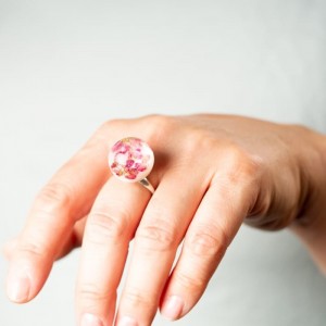 Pierścionek z różowym oczkiem z prawdziwymi wrzosami