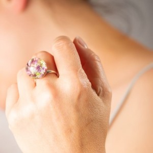 Biżuteria, pierścionek regulowany z różowymi wrzosami.