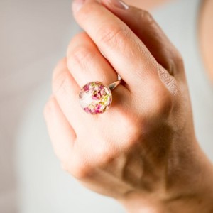 Biżuteria pierścionek regulowany z wrzosami.