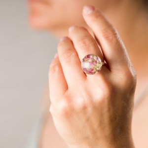 Biżuteria pierścionek regulowany z wrzosami.