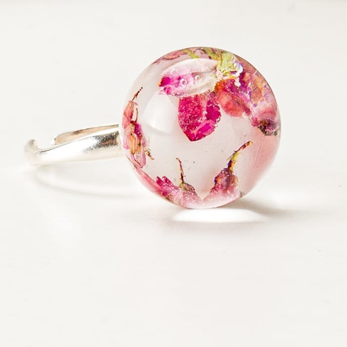 Pierścionek ponadczasowy z kwiatami.