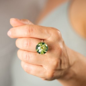 Pierścionek z zielonym oczkiem z żywicy z prawdziwymi białymi wrzosami