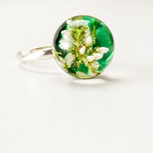 Pierścionek z zielonym oczkiem z żywicy z prawdziwymi białymi wrzosami