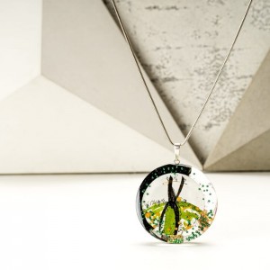 Zielona sukienka w grafice biżuterii.